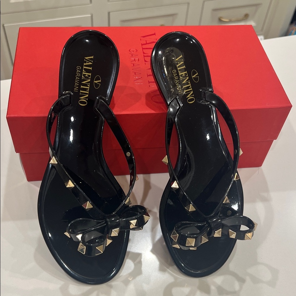 Valentino Garavani Rockstud Bow Jelly Thong Sandals - Picture 8 of 14